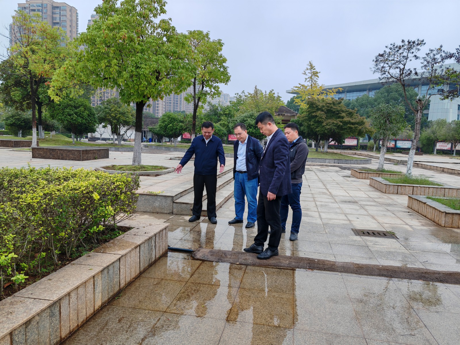 王耀华一行现场调度市行政中心南广场路面积水问题.jpg